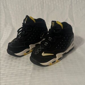 #482 Nike Kids Black and Yellow Sneakers